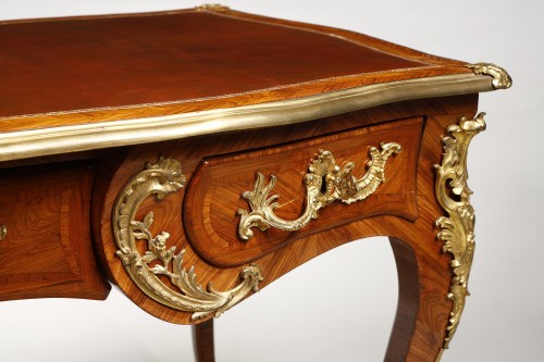 Antiquités - Bureau plat d’époque Louis XV, estampillé de Pierre Migeon