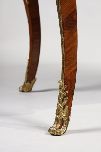 Antiquités - Bureau plat d’époque Louis XV, estampillé de Pierre Migeon