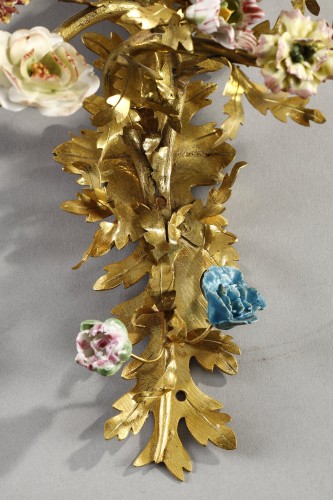 Petite paire d'appliques Louis XV en bronze doré et porcelaine polychrome - Galerie Gilles Linossier