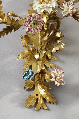 Louis XV - Petite paire d'appliques Louis XV en bronze doré et porcelaine polychrome