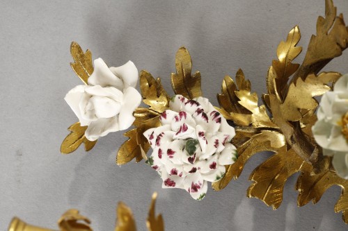 Antiquités - Petite paire d'appliques Louis XV en bronze doré et porcelaine polychrome