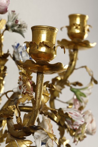 Antiquités - Petite paire d'appliques Louis XV en bronze doré et porcelaine polychrome