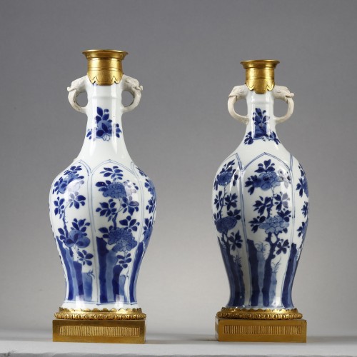 Paire de va en porcelaine de Chine d'époque Kangxi - 