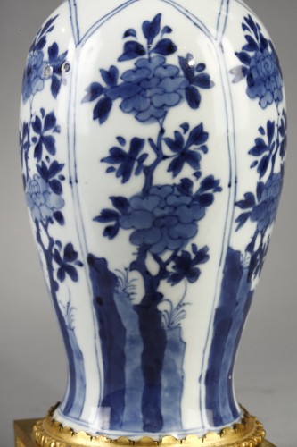  - Paire de va en porcelaine de Chine d'époque Kangxi