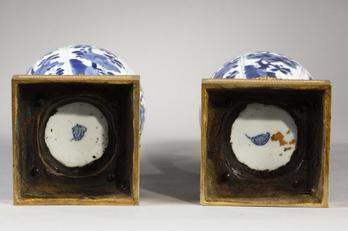 Antiquités - Paire de va en porcelaine de Chine d'époque Kangxi