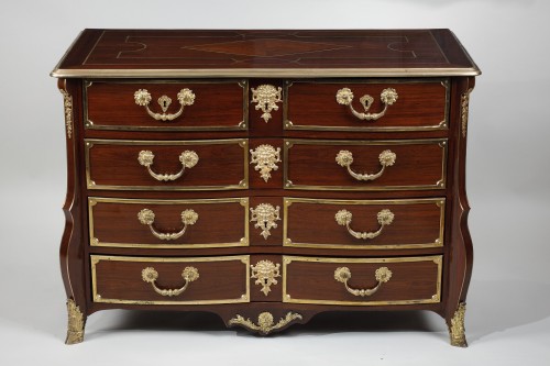 French Régence Period Mazarine Chest Of Drawers In Amaranth and Bronze - Furniture Style French Regence