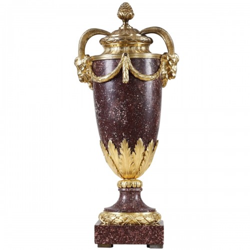 Urne Louis XVI en porphyre et bronze doré