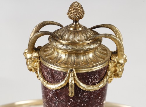 Urne Louis XVI en porphyre et bronze doré - Objet de décoration Style Louis XVI