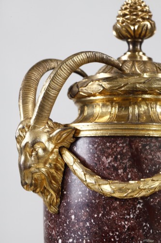 Objet de décoration Cassolettes, coupe et vase - Urne Louis XVI en porphyre et bronze doré