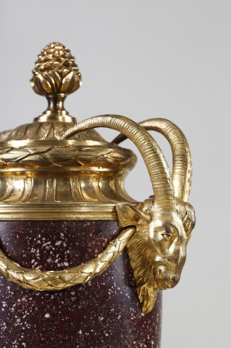 Urne Louis XVI en porphyre et bronze doré - Galerie Gilles Linossier