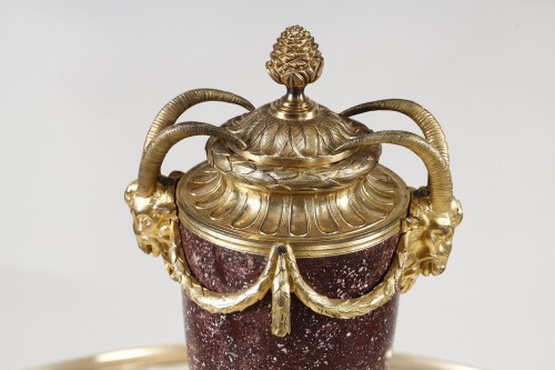 XIXe siècle - Urne Louis XVI en porphyre et bronze doré