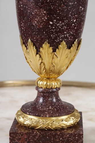 Urne Louis XVI en porphyre et bronze doré - Louis XVI