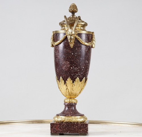 Antiquités - Urne Louis XVI en porphyre et bronze doré