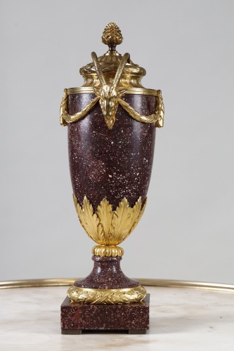 Antiquités - Urne Louis XVI en porphyre et bronze doré