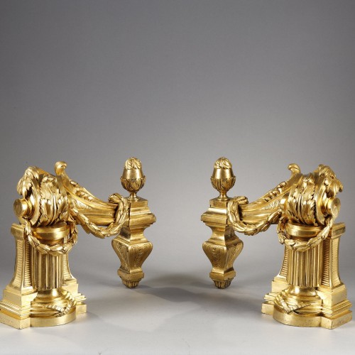 Louis XVI - Paire de chenets d’époque Louis XVI en bronze doré