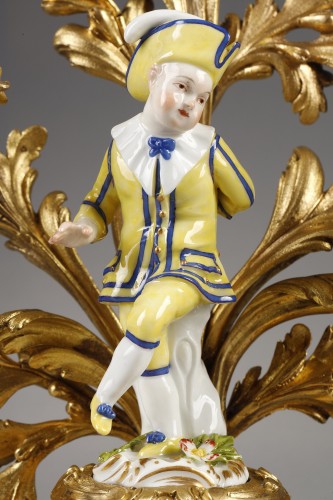 Bougeoirs Louis XV, enfants en porcelaine de Meissen - Galerie Gilles Linossier