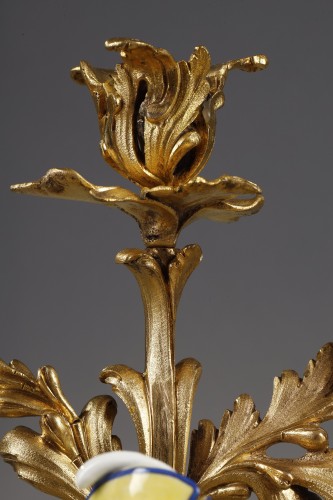 Antiquités - Bougeoirs Louis XV, enfants en porcelaine de Meissen