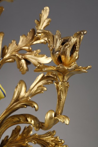 Antiquités - Bougeoirs Louis XV, enfants en porcelaine de Meissen