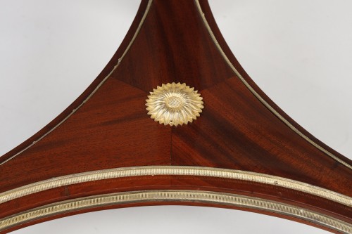 Mobilier Table & Guéridon - Guéridon tripode en acajou attribué à Adam Weisweiler