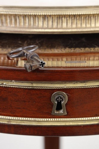 XVIIIe siècle - Guéridon tripode en acajou attribué à Adam Weisweiler