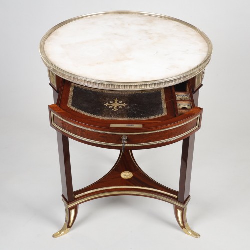 Louis XVI - Guéridon tripode en acajou attribué à Adam Weisweiler