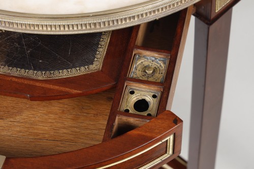 Antiquités - Guéridon tripode en acajou attribué à Adam Weisweiler