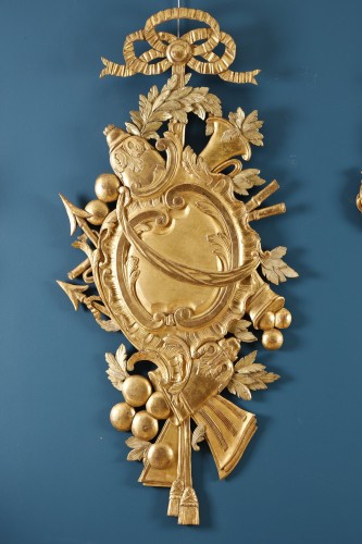 Paire de grands trophées en bois doré du XVIIIe siècle - Matériaux & Architecture Style Louis XVI