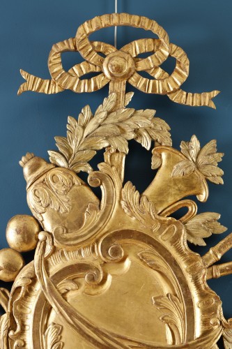 XVIIIe siècle - Paire de grands trophées en bois doré du XVIIIe siècle