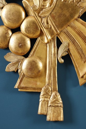 Louis XVI - Paire de grands trophées en bois doré du XVIIIe siècle