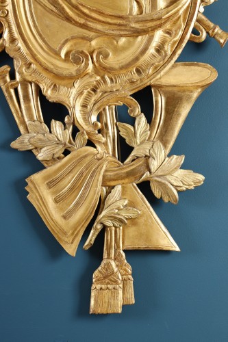 Antiquités - Paire de grands trophées en bois doré du XVIIIe siècle