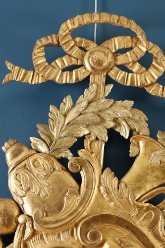 Antiquités - Paire de grands trophées en bois doré du XVIIIe siècle