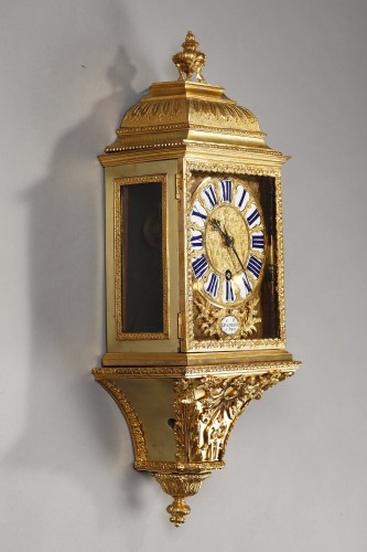Small alcove clock in brass and gilt bronze from the Louis XV period, Signe - Horology Style Louis XV