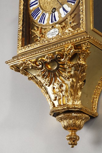 Horology  - Small alcove clock in brass and gilt bronze from the Louis XV period, Signe
