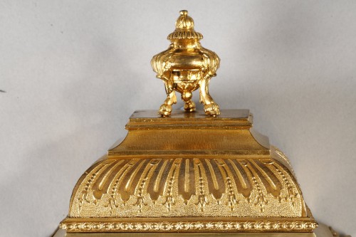 Small alcove clock in brass and gilt bronze from the Louis XV period, Signe - 