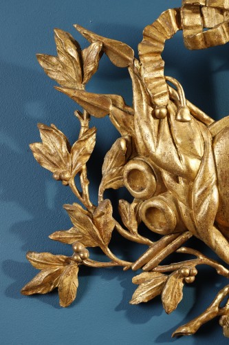 Attributs de la guerre en bois doré, XVIIIe siècle - Matériaux & Architecture Style Louis XVI