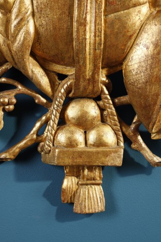 Attributs de la guerre en bois doré, XVIIIe siècle - Galerie Gilles Linossier