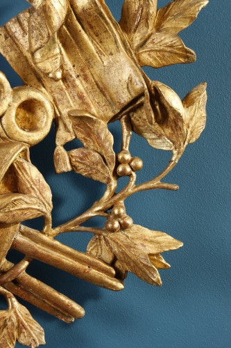 XVIIIe siècle - Attributs de la guerre en bois doré, XVIIIe siècle