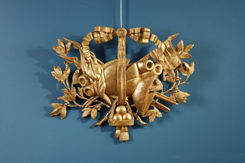 Antiquités - Attributs de la guerre en bois doré, XVIIIe siècle