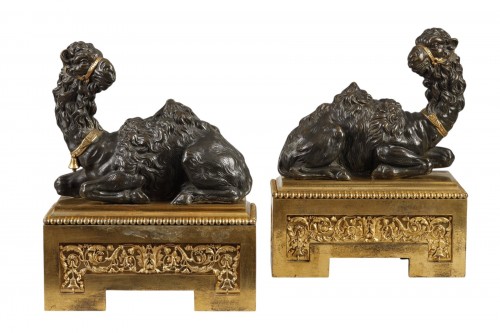 Paire de grands chenets aux dromadaires de Pierre Gouthiere d'époque Louis XVI