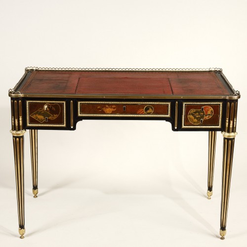 Rare Japanese lacquer flat desk with mechanism stamped by Bury, Louis XVI period - Furniture Style Louis XVI