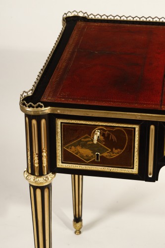 Rare Japanese lacquer flat desk with mechanism stamped by Bury, Louis XVI period - 