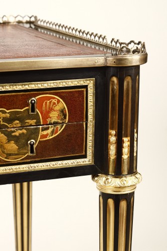 18th century - Rare Japanese lacquer flat desk with mechanism stamped by Bury, Louis XVI period