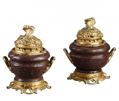 Paire de pots-pourris en porphyre et bronze doré