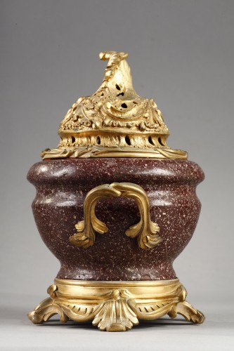 Louis XVI - Paire de pots-pourris en porphyre et bronze doré