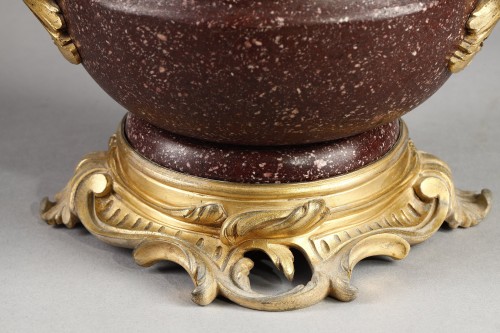 Antiquités - Paire de pots-pourris en porphyre et bronze doré