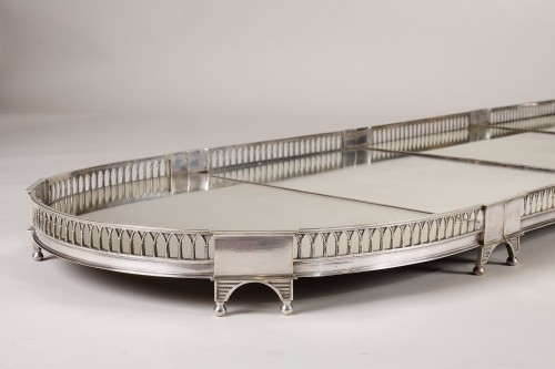 Argenterie et Arts de la table  - Important surtout en bronze argenté, d'époque Charles X
