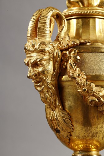 Paire de chenets d’époque Louis XVI en bronze doré - Galerie Gilles Linossier