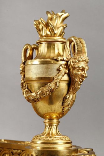 XVIIIe siècle - Paire de chenets d’époque Louis XVI en bronze doré