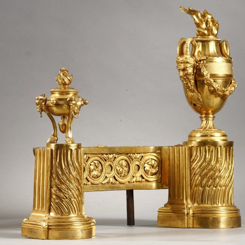 Louis XVI - Paire de chenets d’époque Louis XVI en bronze doré
