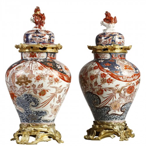 Grande paire de vases couverts en porcelaine d’Imari, époque XVIIIe siècle